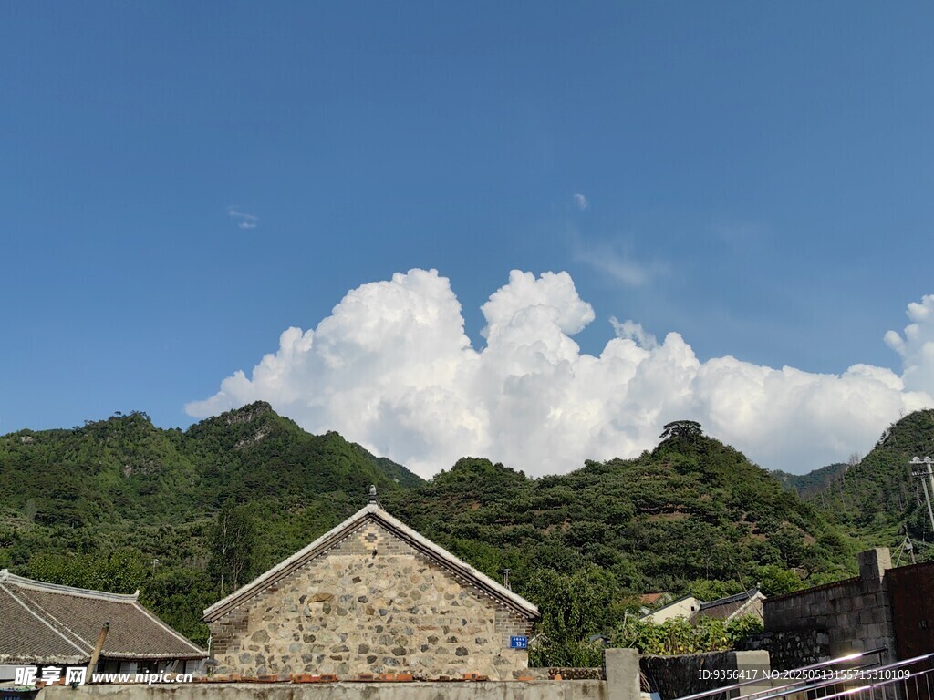 山村屋顶与蓝天白云青山