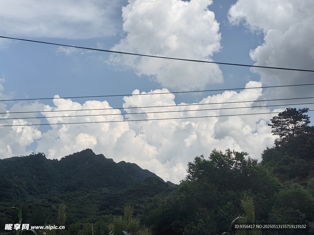山间云景