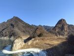 冬日山峦与冰封水面景观