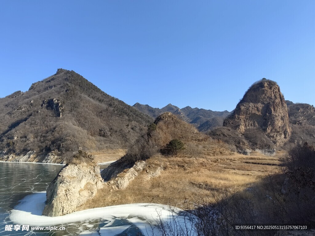 冬日山峦与冰封水面景观