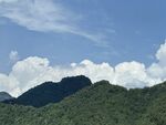 青山蓝天间的秀丽风光