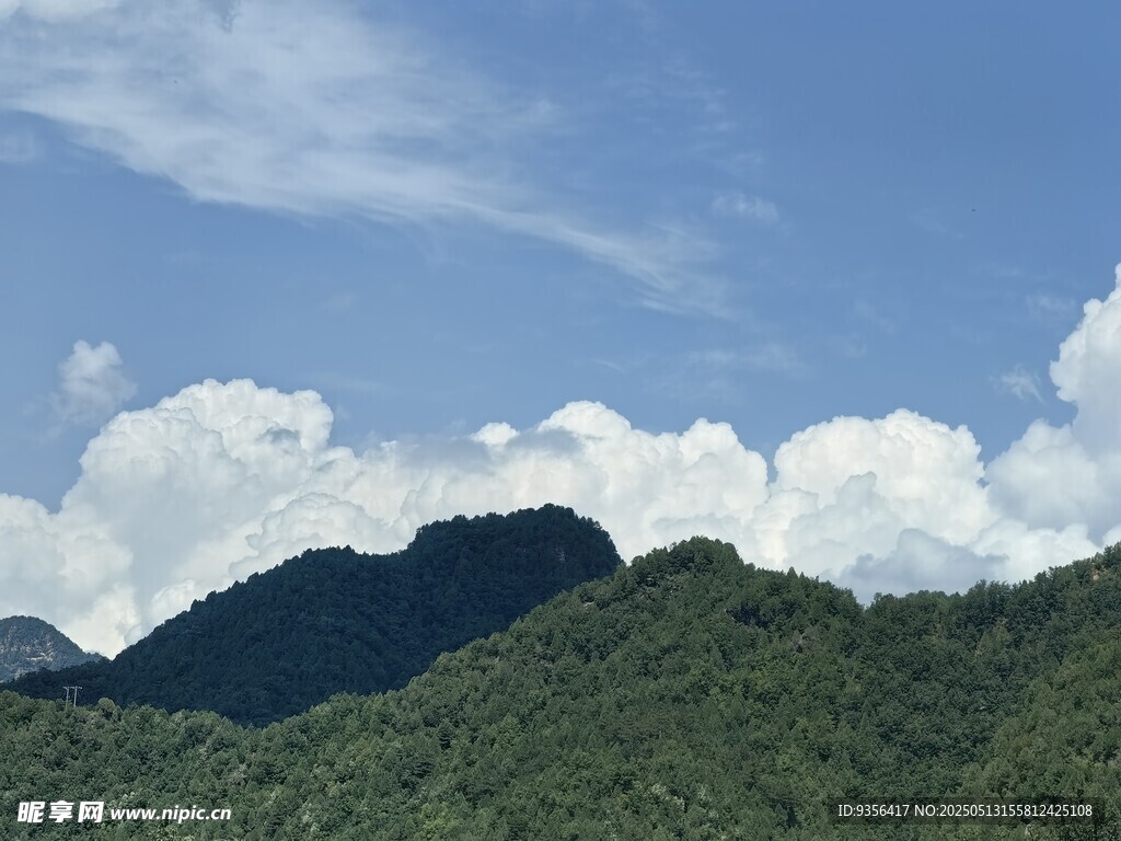 青山蓝天间的秀丽风光