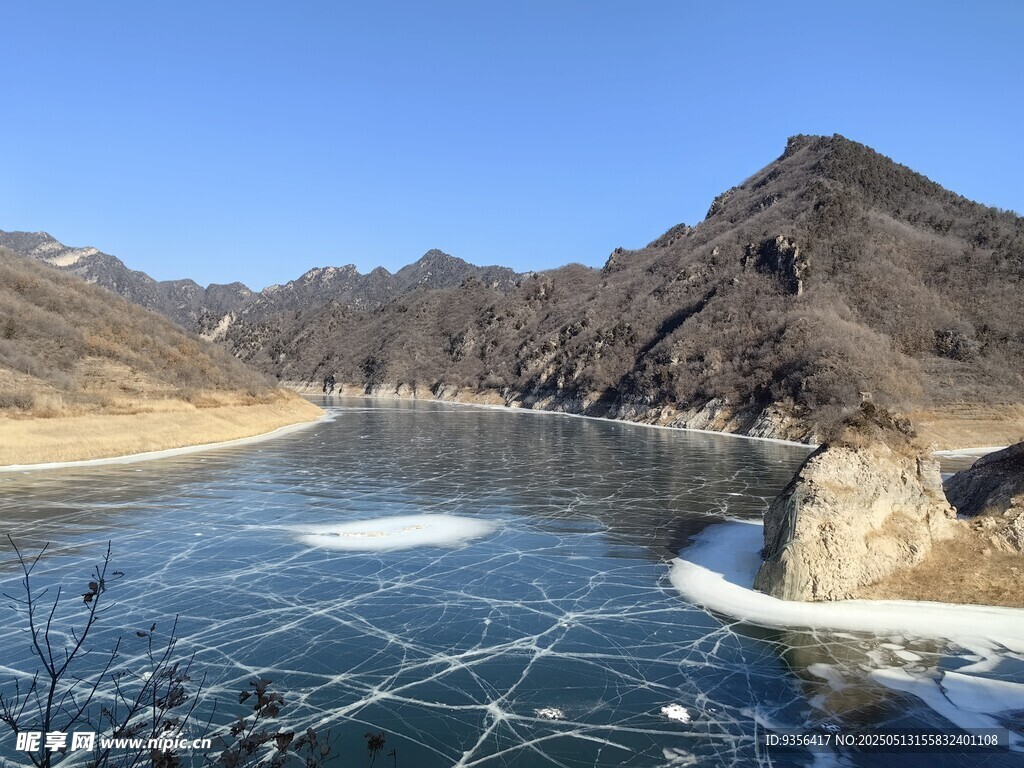 冬日冰封的山水景致