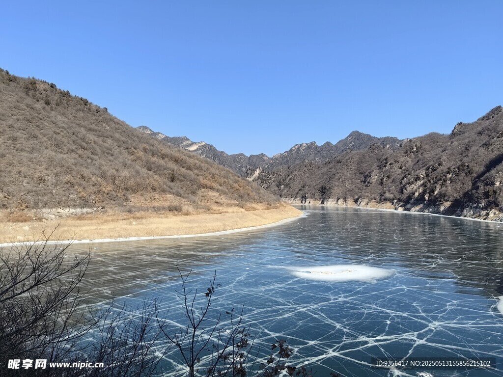 冬日冰封湖泊山水景致