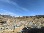 山谷中的多彩村落景观