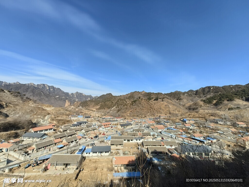 山谷中的多彩村落景观