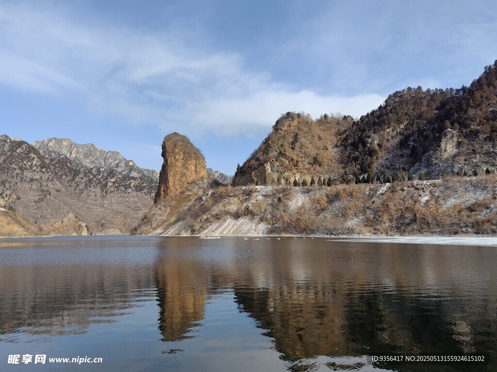 宁静山水倒影如画美景