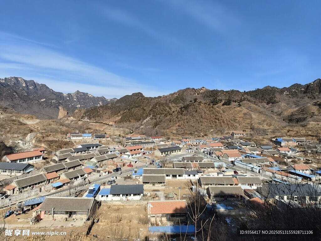俯瞰山间小镇风光