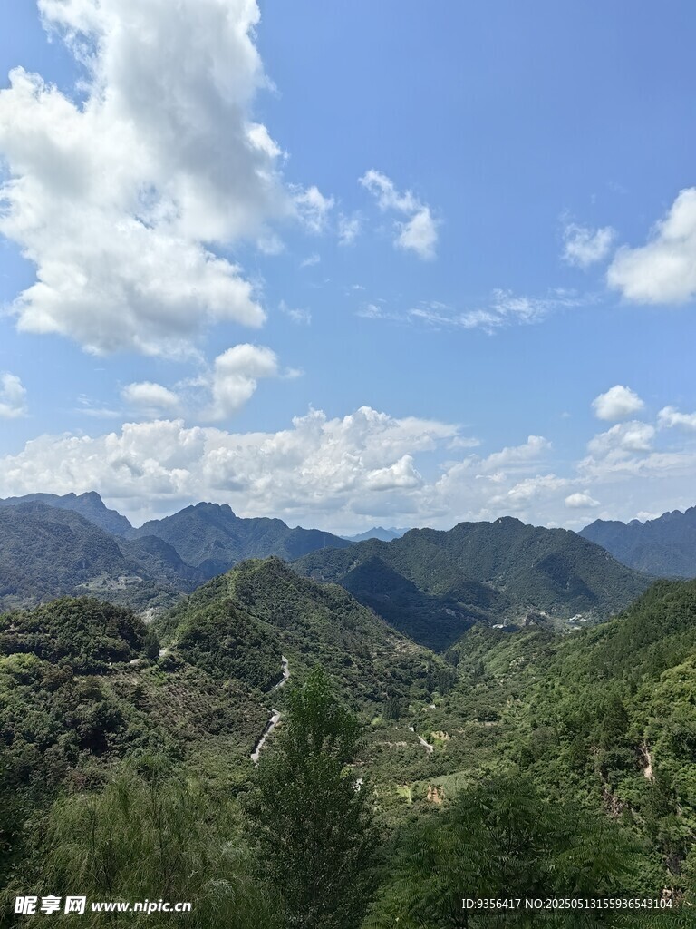 青山蓝天美景