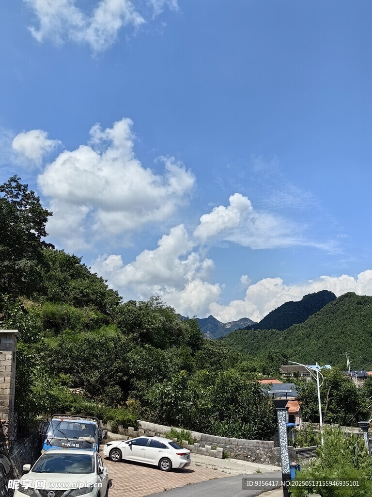 山间公路车辆穿行美景