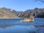 山间静谧湖泊美景
