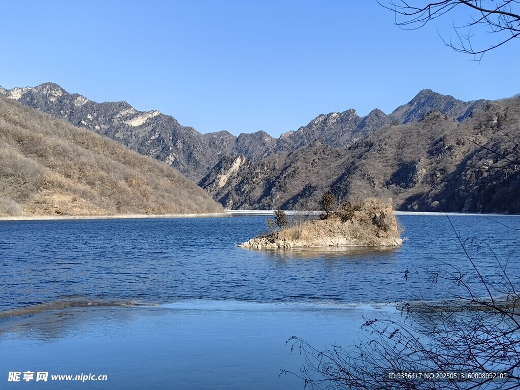 山间静谧湖泊美景