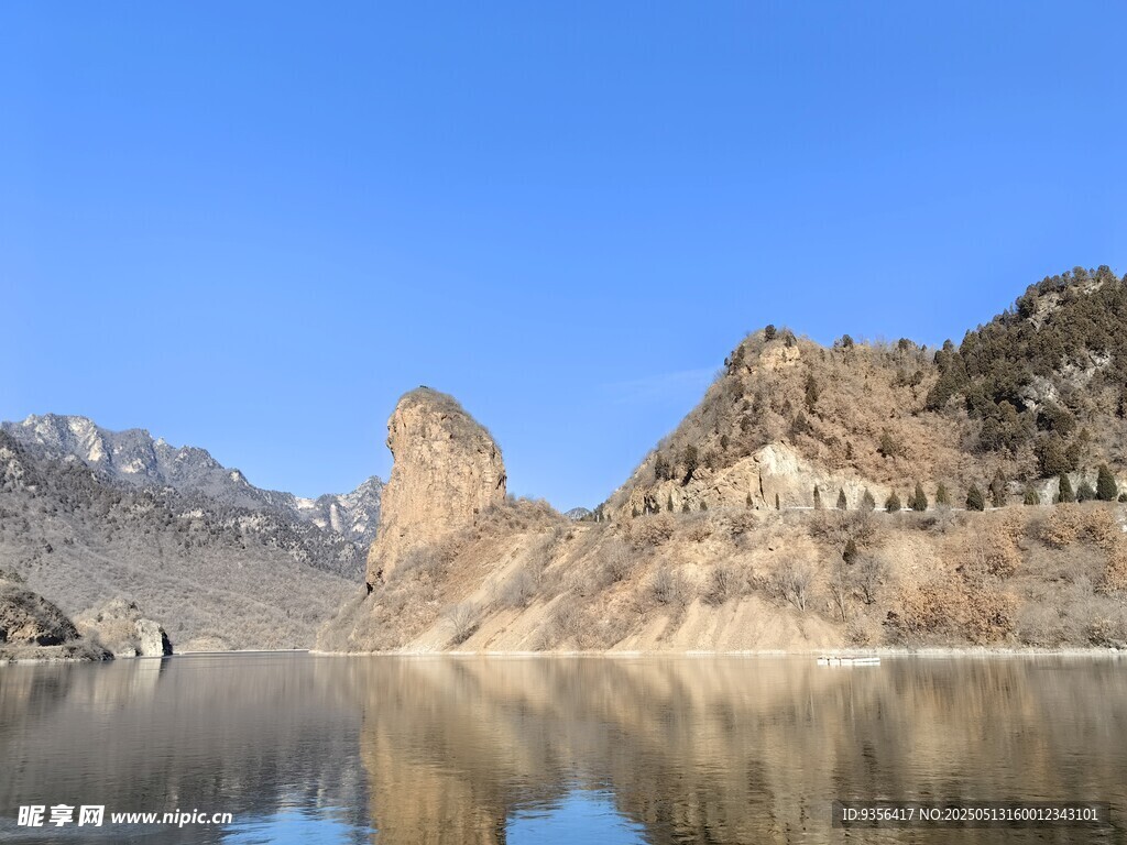 山水相映的壮丽自然景观