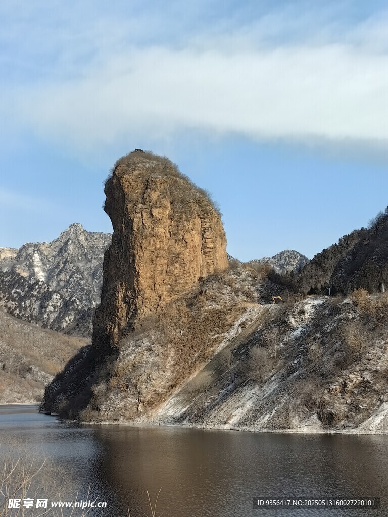 湖畔孤岩壮丽自然景观