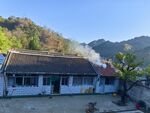 山村小屋炊烟袅袅