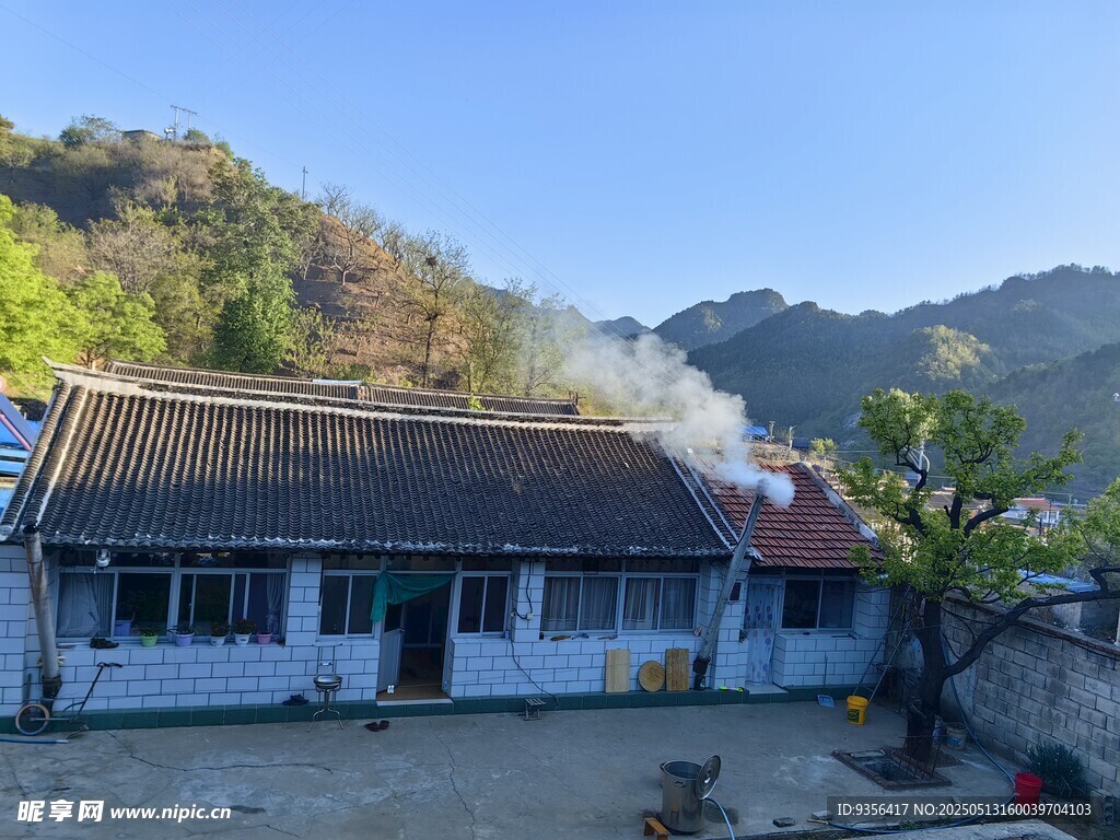 山村小屋炊烟袅袅