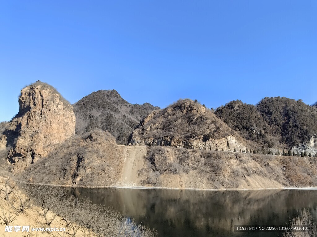 山水相依的壮丽自然景观