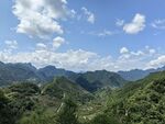 青山蓝天间的秀丽山景