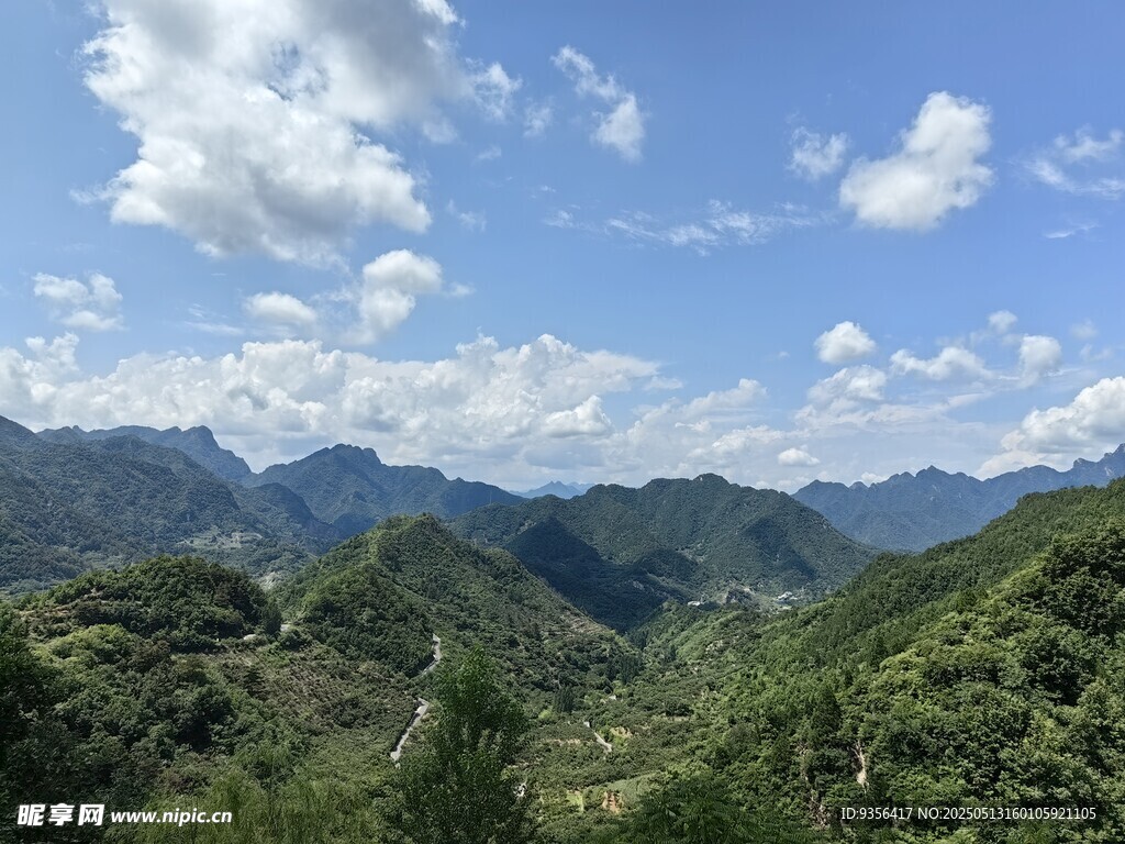 青山蓝天间的秀丽山景