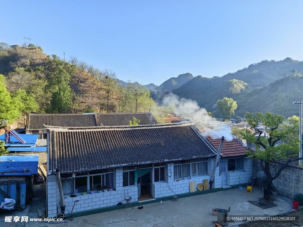 山间村落民居景象
