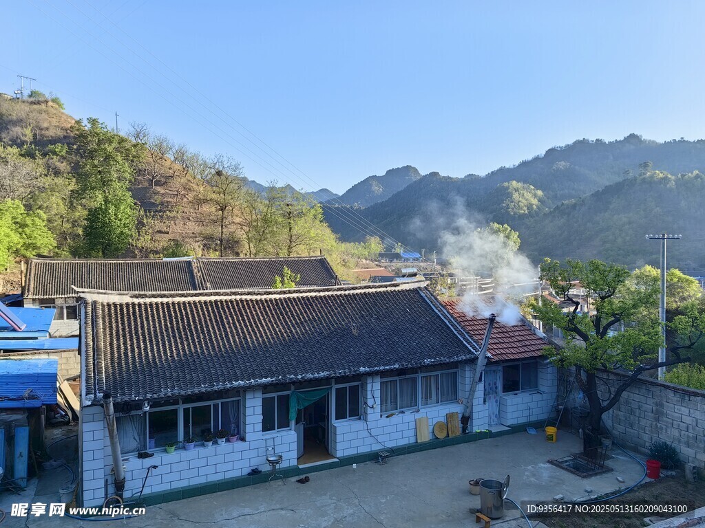山村小屋炊烟袅袅