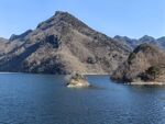 山水相依的静谧湖景
