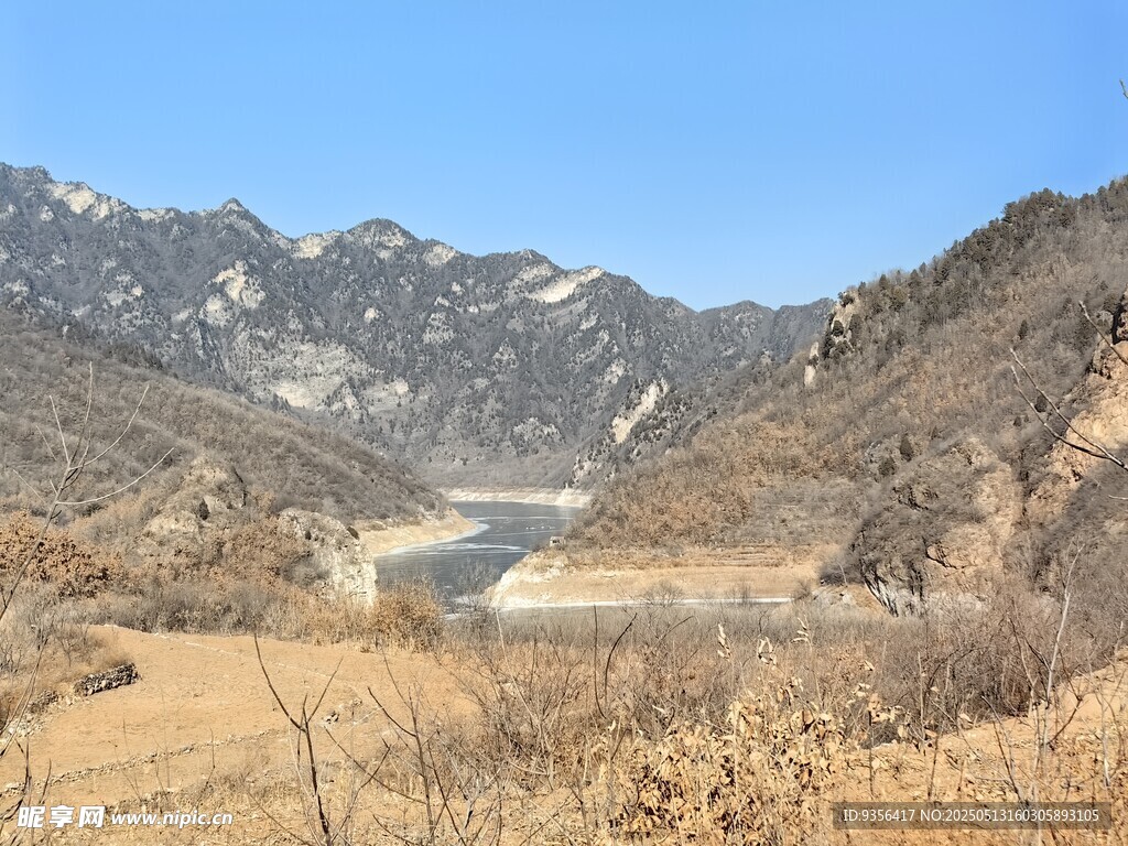 山间水库景色