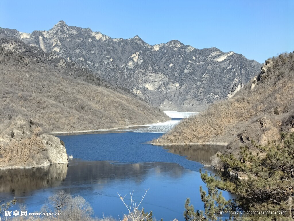 山间湖泊美景