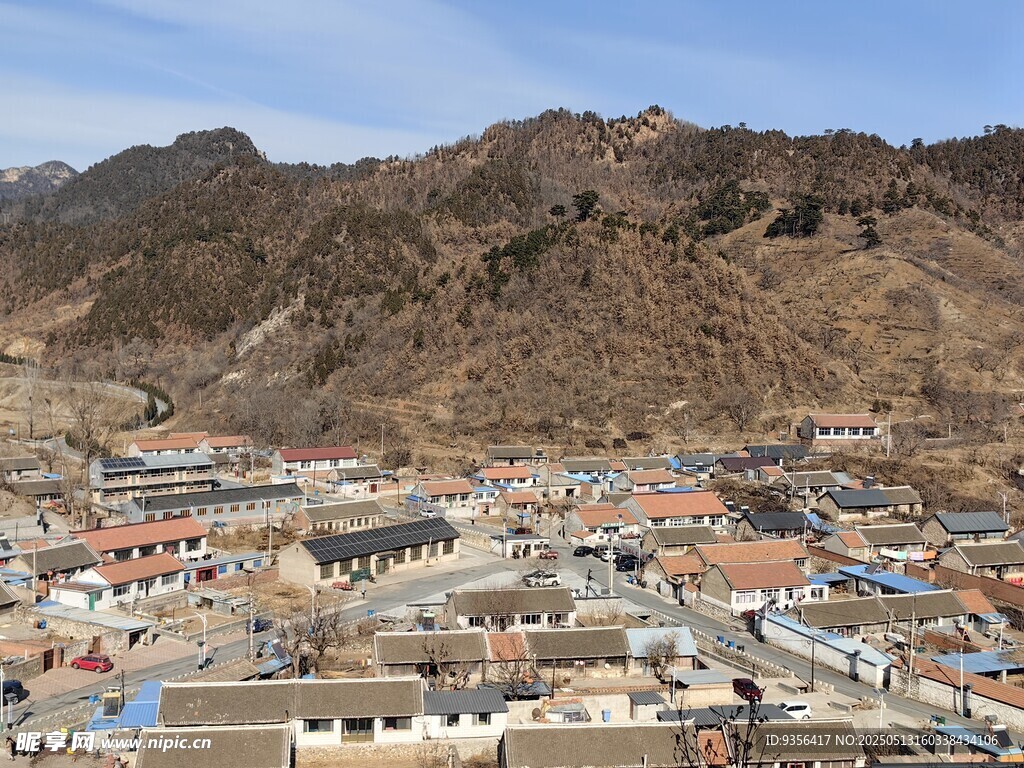 山间城镇俯瞰景象