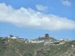 山巅建筑与蓝天白云美景