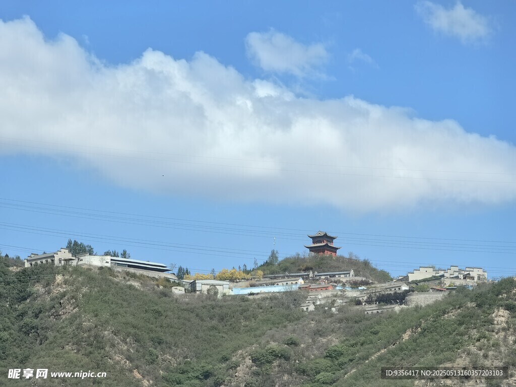 山巅建筑与蓝天白云美景