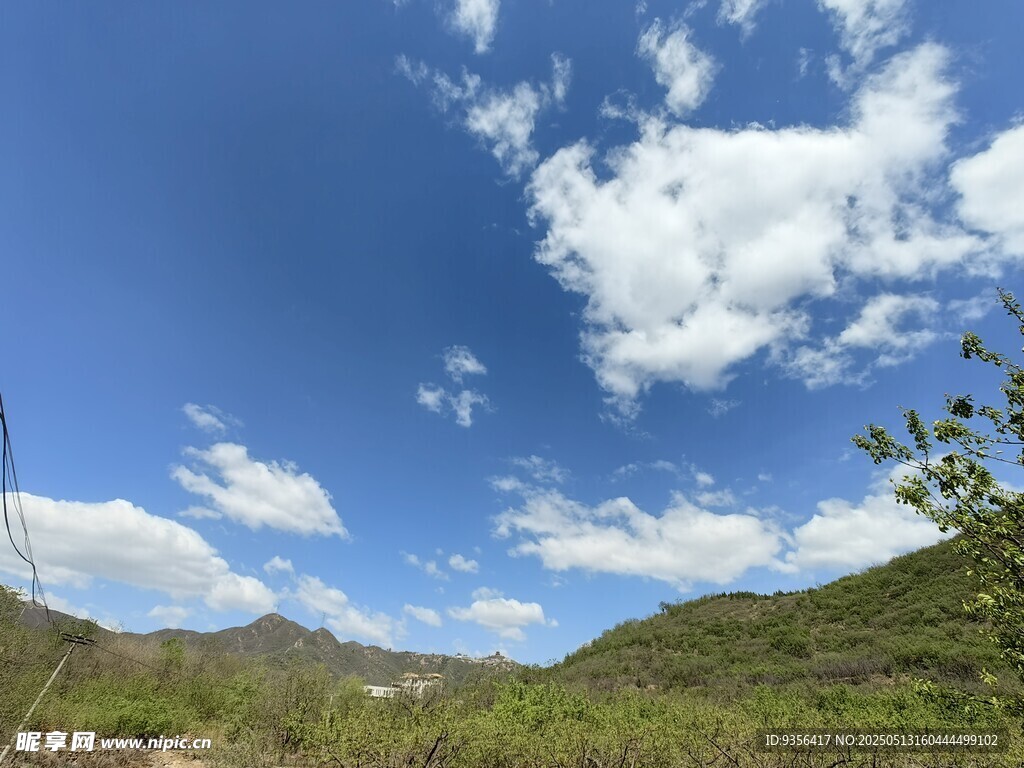 蓝天白云下的青山美景