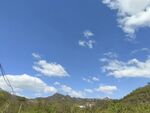 蓝天白云下的青山美景