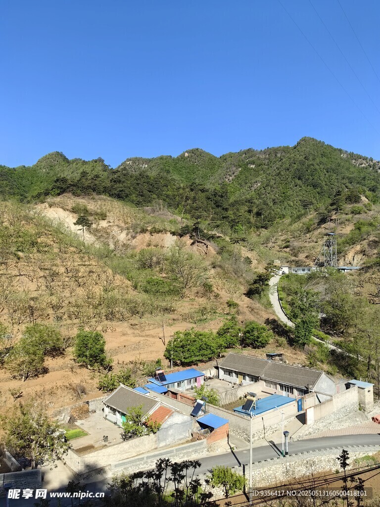 山村景致 错落房屋与青山