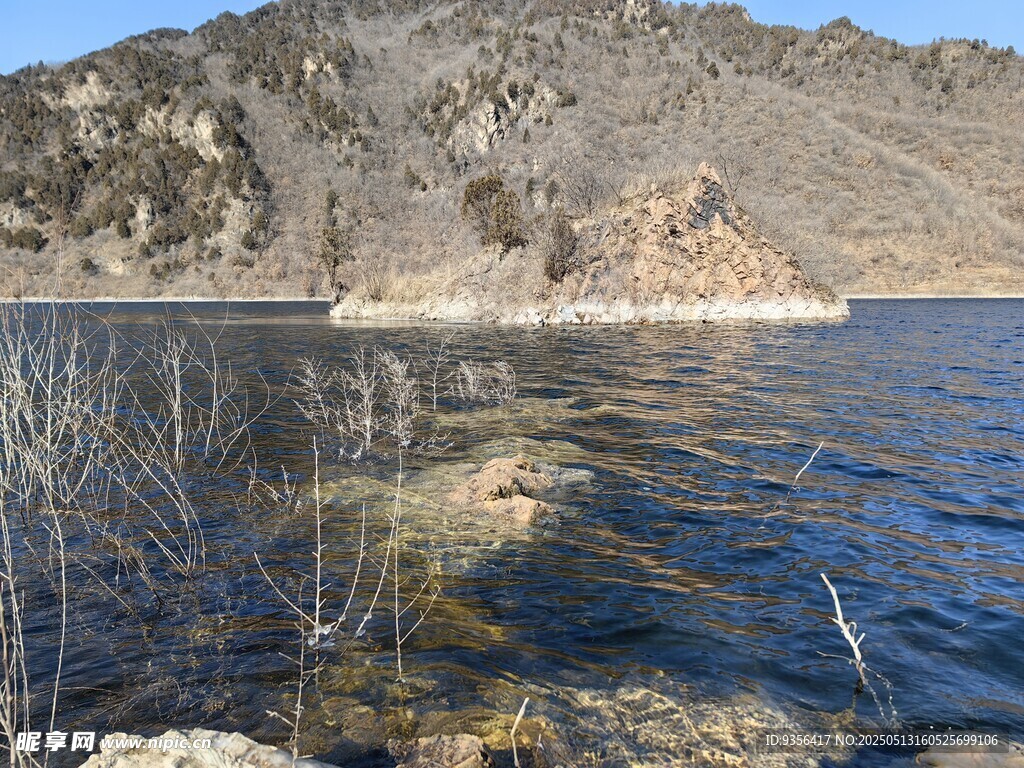 宁静山水间的清澈湖水