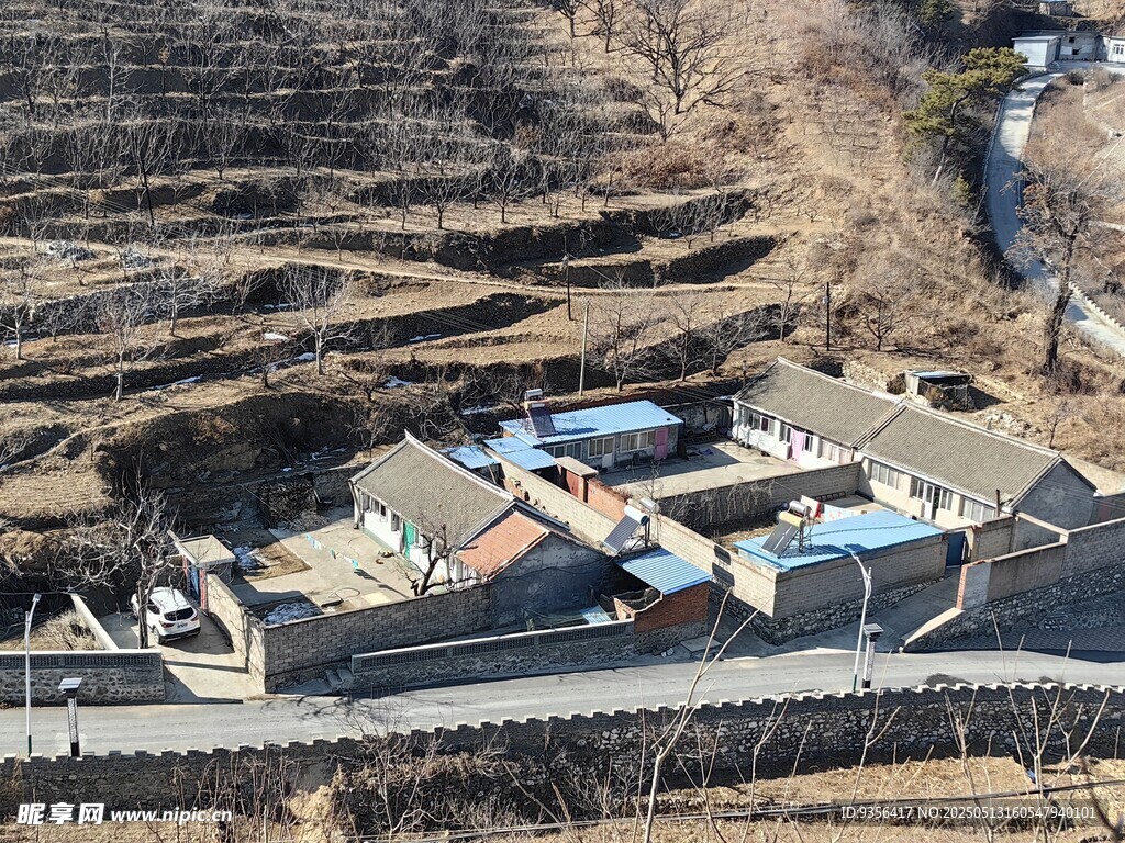 冬日山村俯瞰景象