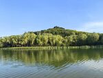 湖畔青山绿树美景