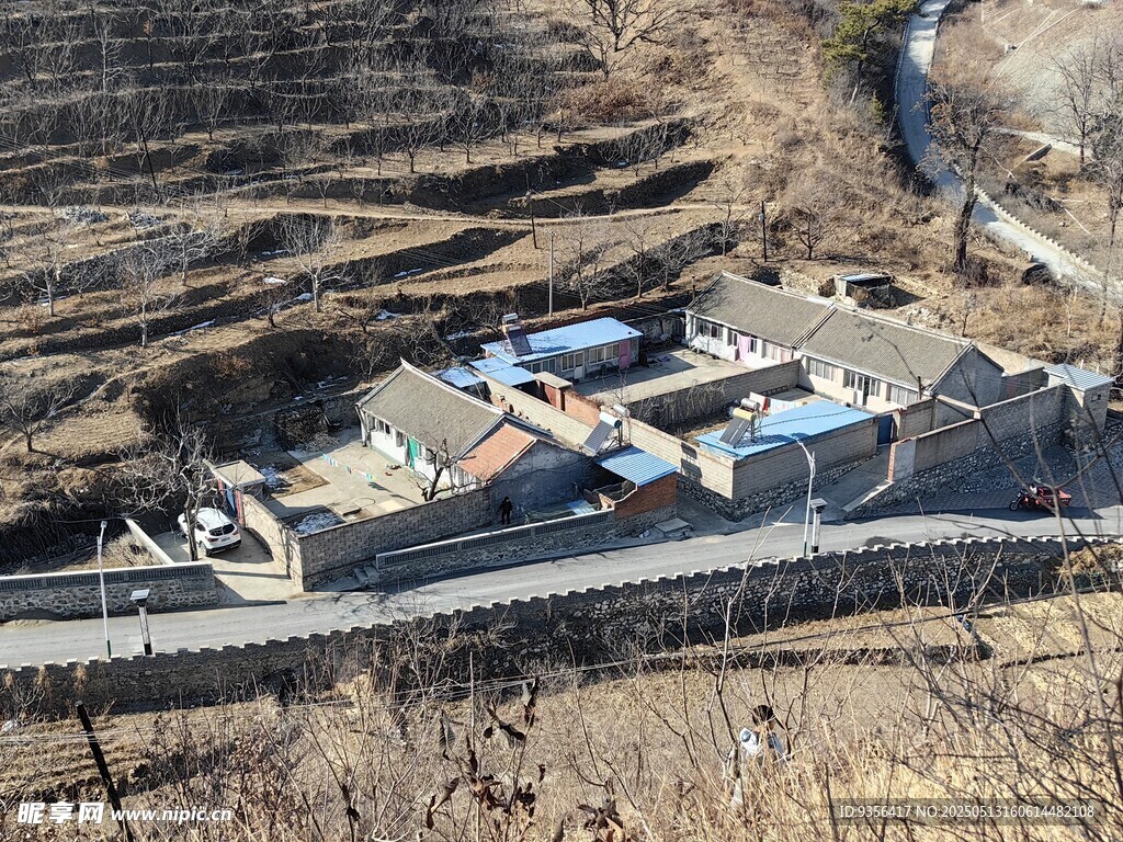 俯瞰山间错落民居