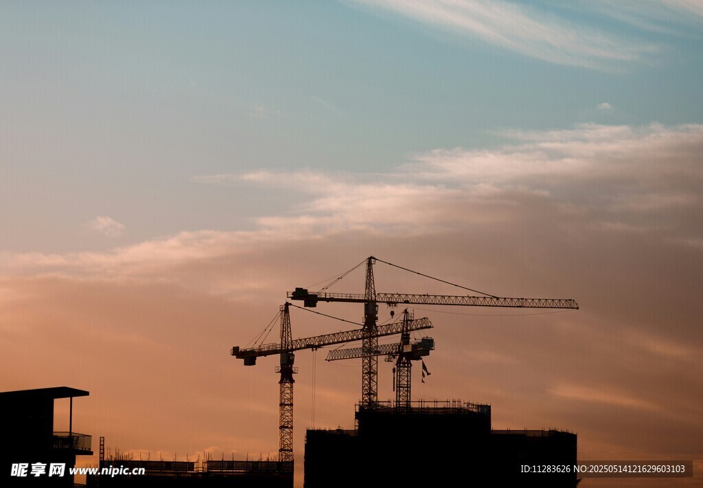 夕阳下的建筑起重机