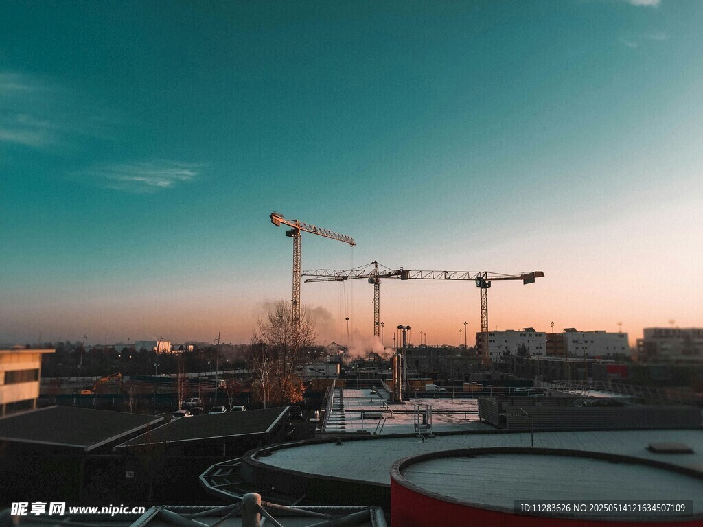 城市建筑工地的黄昏景象