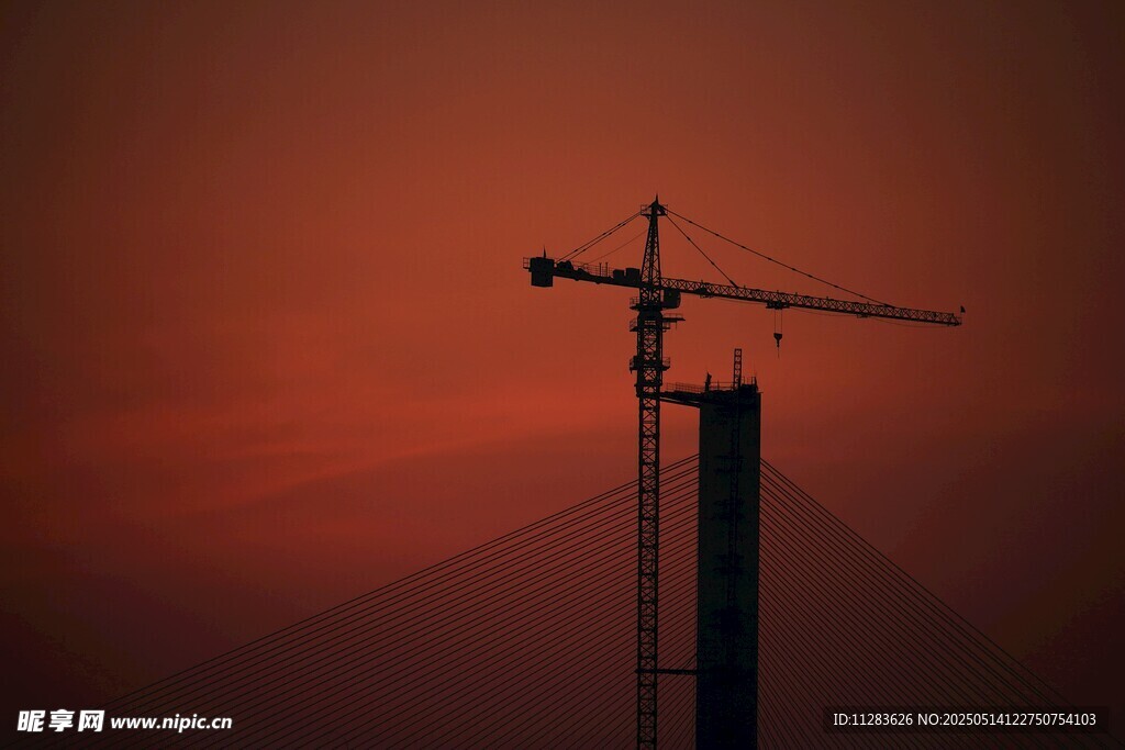 夕阳下的塔吊建筑剪影