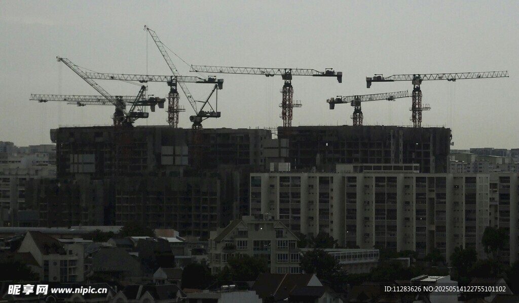 城市建筑工地塔吊林立