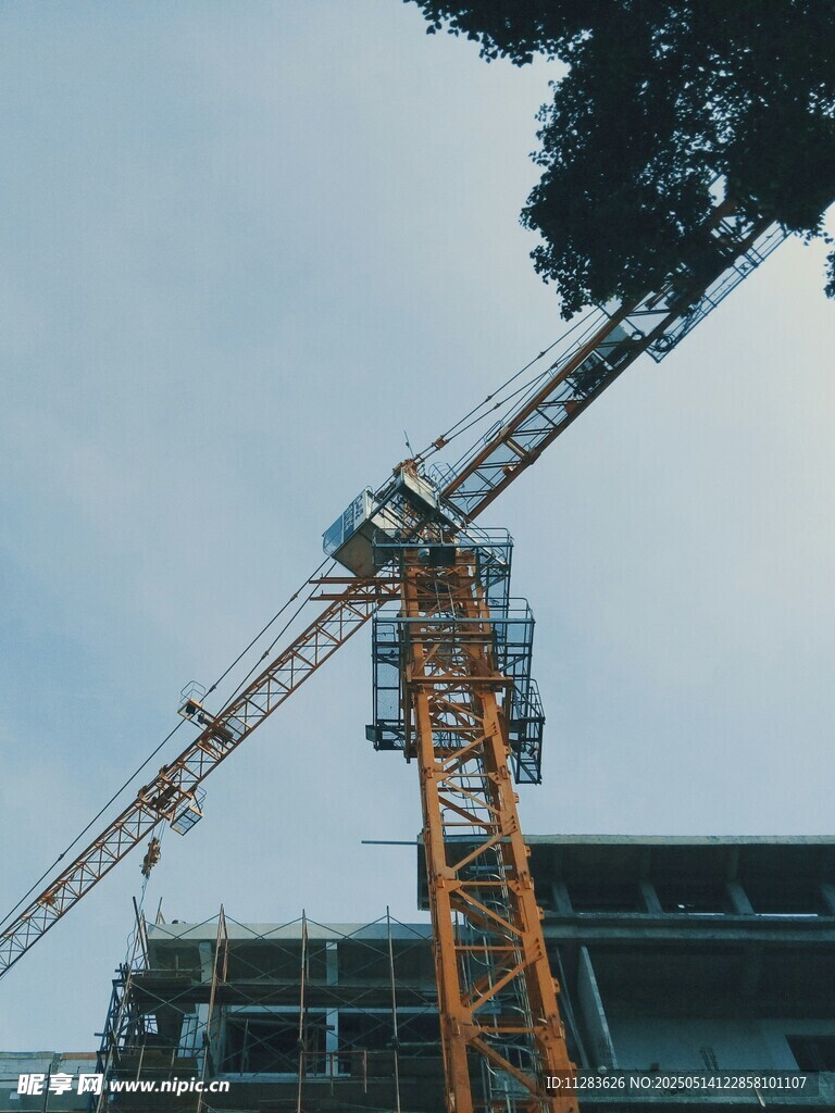 工地塔吊施工场景
