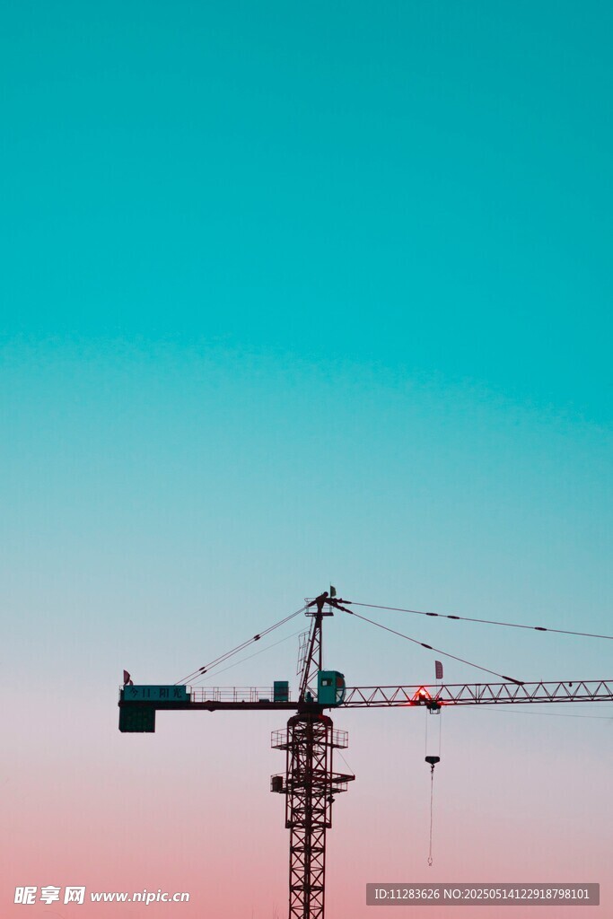 夕阳下的塔式起重机