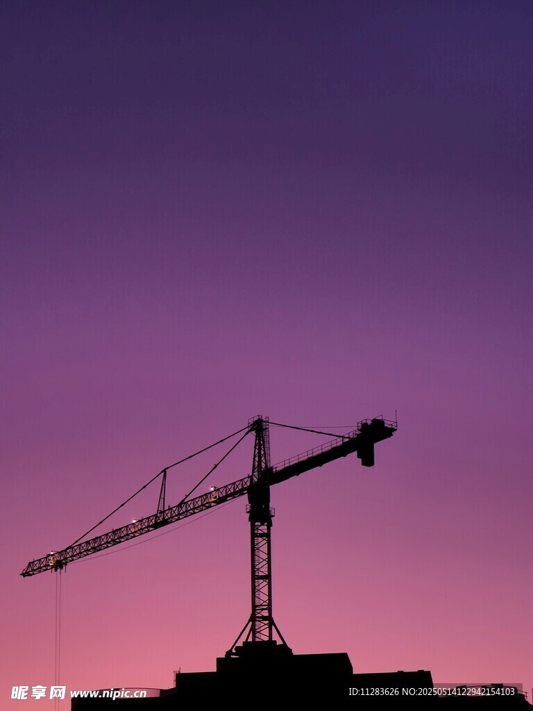 黄昏下的塔吊与建筑轮廓