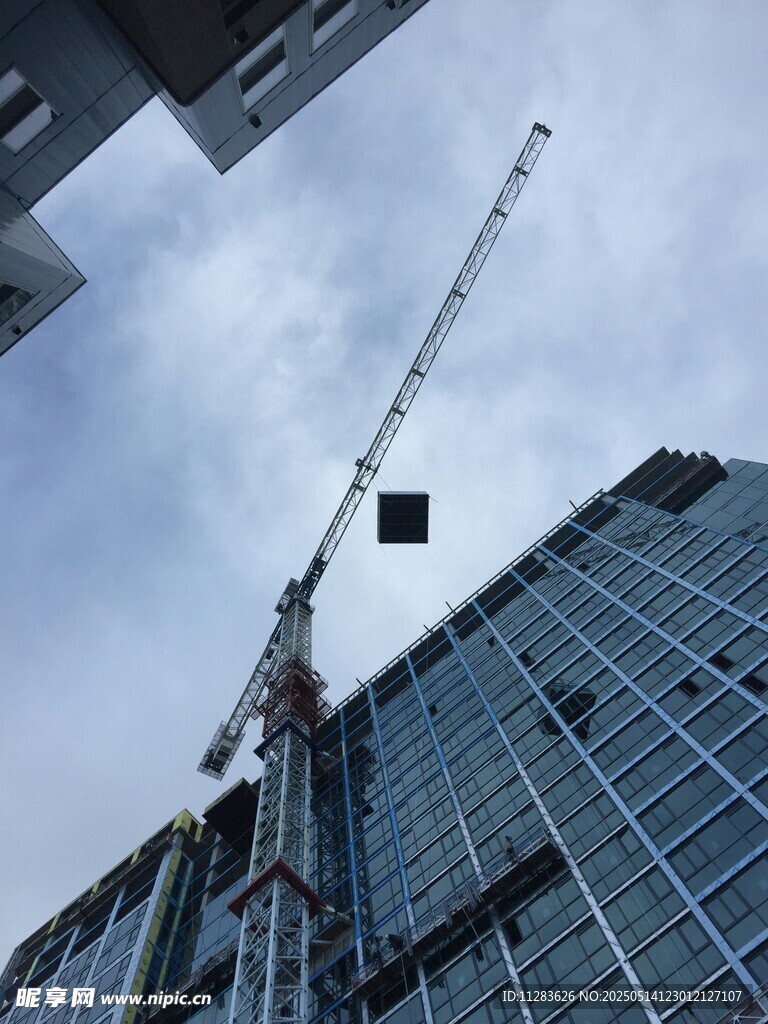 高楼旁的塔式起重机