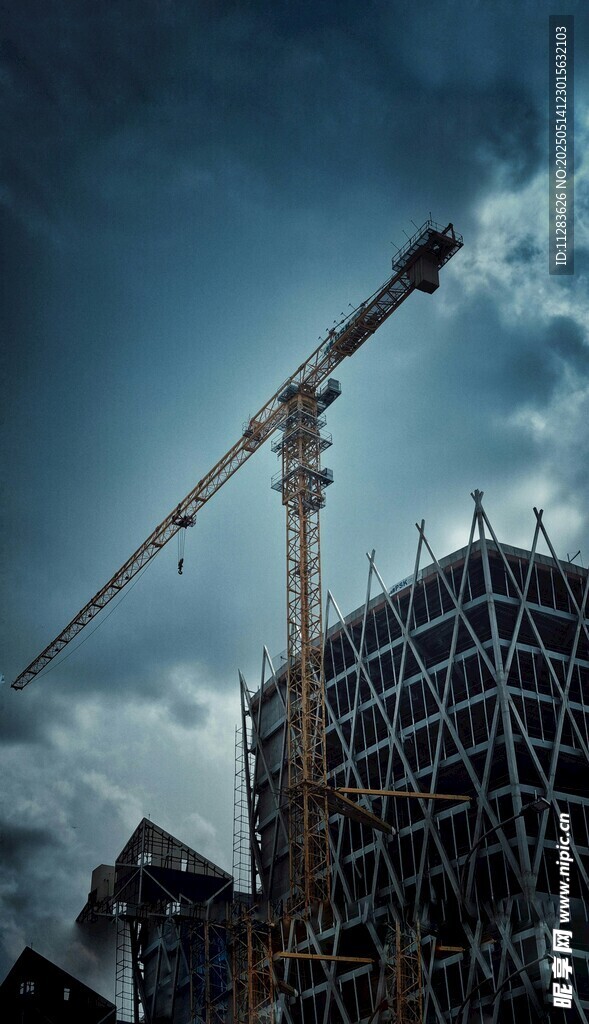 高楼建设中的起重机