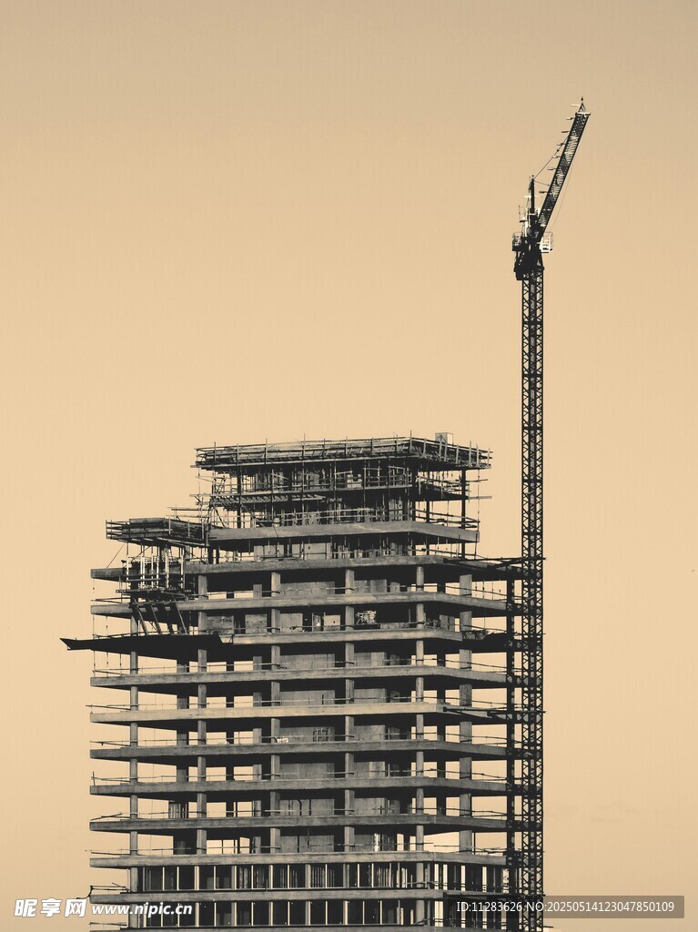 在建高楼塔吊施工场景