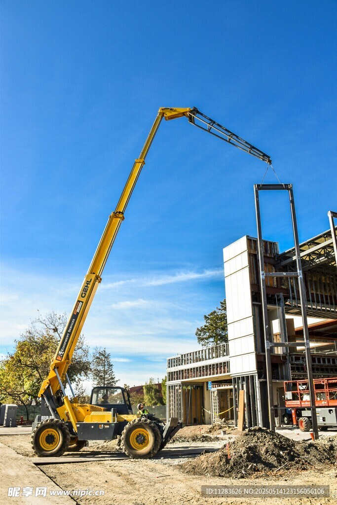 高空作业车进行建筑施工