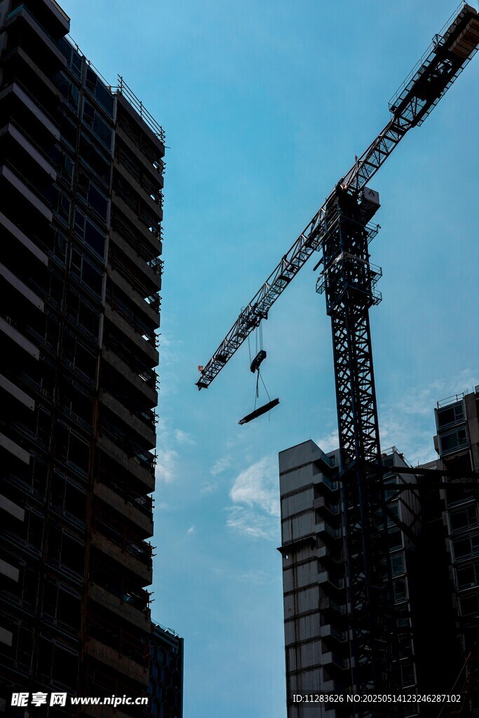 城市中高耸的建筑起重机